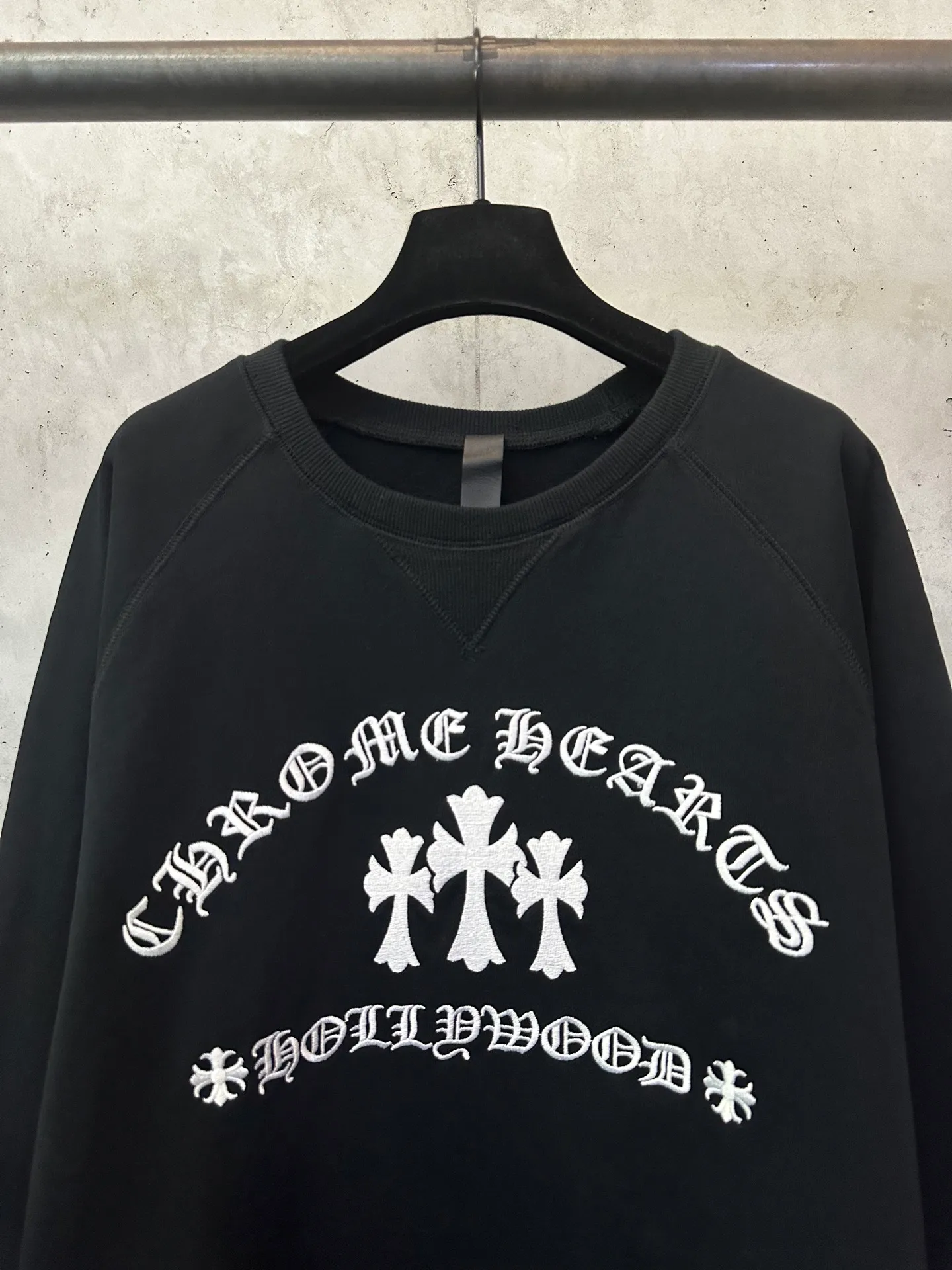 P430 Chrome Hearts Cross Embroidered Sweater Fabric: Made of 380g Korean cotton and linen sweatshirt 100% cotton Customized hardware Thread Accessories Matching version Same style for men and women -Color: Black -Size: S M L XL